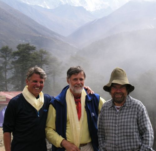 Zleva: Peter Habeler, Wolfgang Nairz a Reinhold Messner v roce 2001