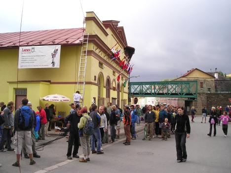 Mezinárodní festival horolezeckých filmů - Teplice nad Metují 2003 - před kinem